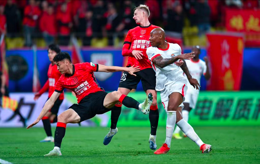 开云官网-1-0！中场核心角球破门一剑封喉 上赛季第3两连胜领跑中超